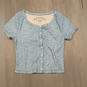 The OG Tee Collection Blue Floral Button-Front Crop Top